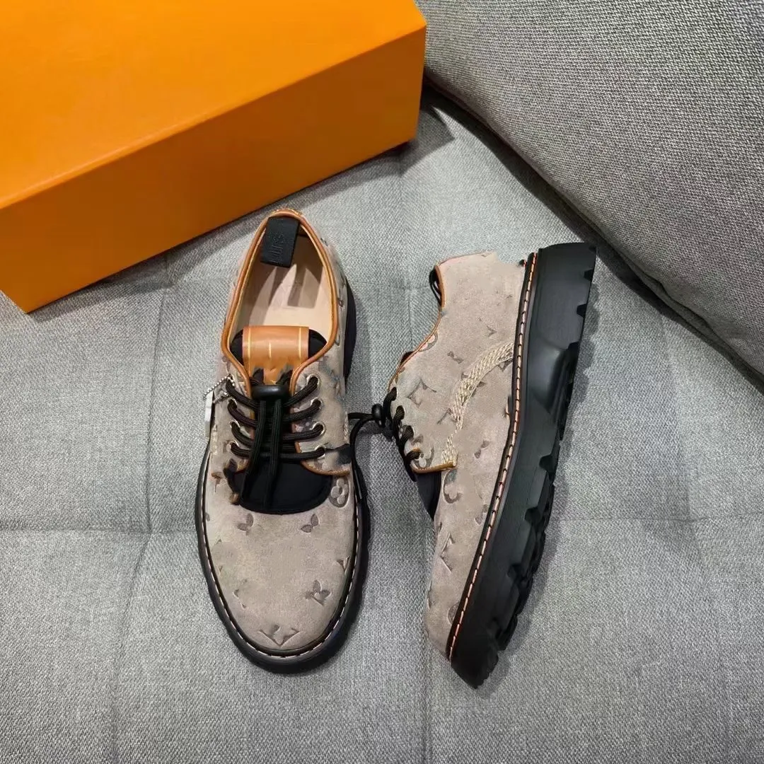 Bold Lace Up Leather Shoes For Men Lacquered Bovine Leather Derby