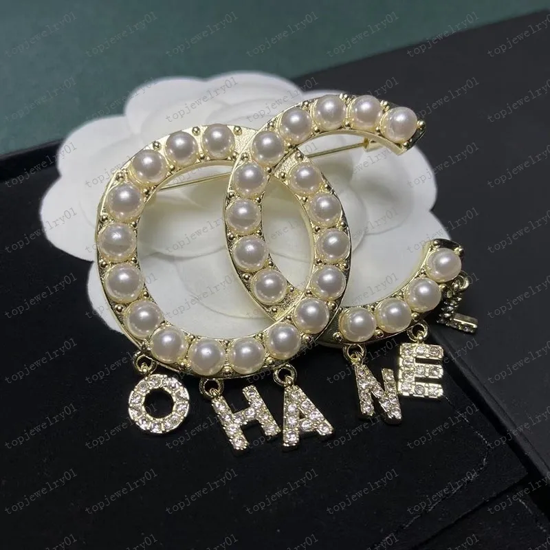 豪華なゴールドGブランドDesinger Brooch Women Rhinestone Pearl Letter Brooches Suit Pin Fashion Jewelry Clothing Decoration High Quality Accessories