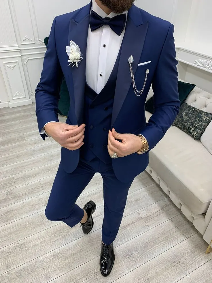 Guapo esmoquin de boda azul marino 2023 para hombres, chaqueta, pantalón, chaleco, solapa de pico de satén, trajes formales para hombre, conjunto de trajes de fiesta a medida, Blazer para novio, ropa para invitados de boda