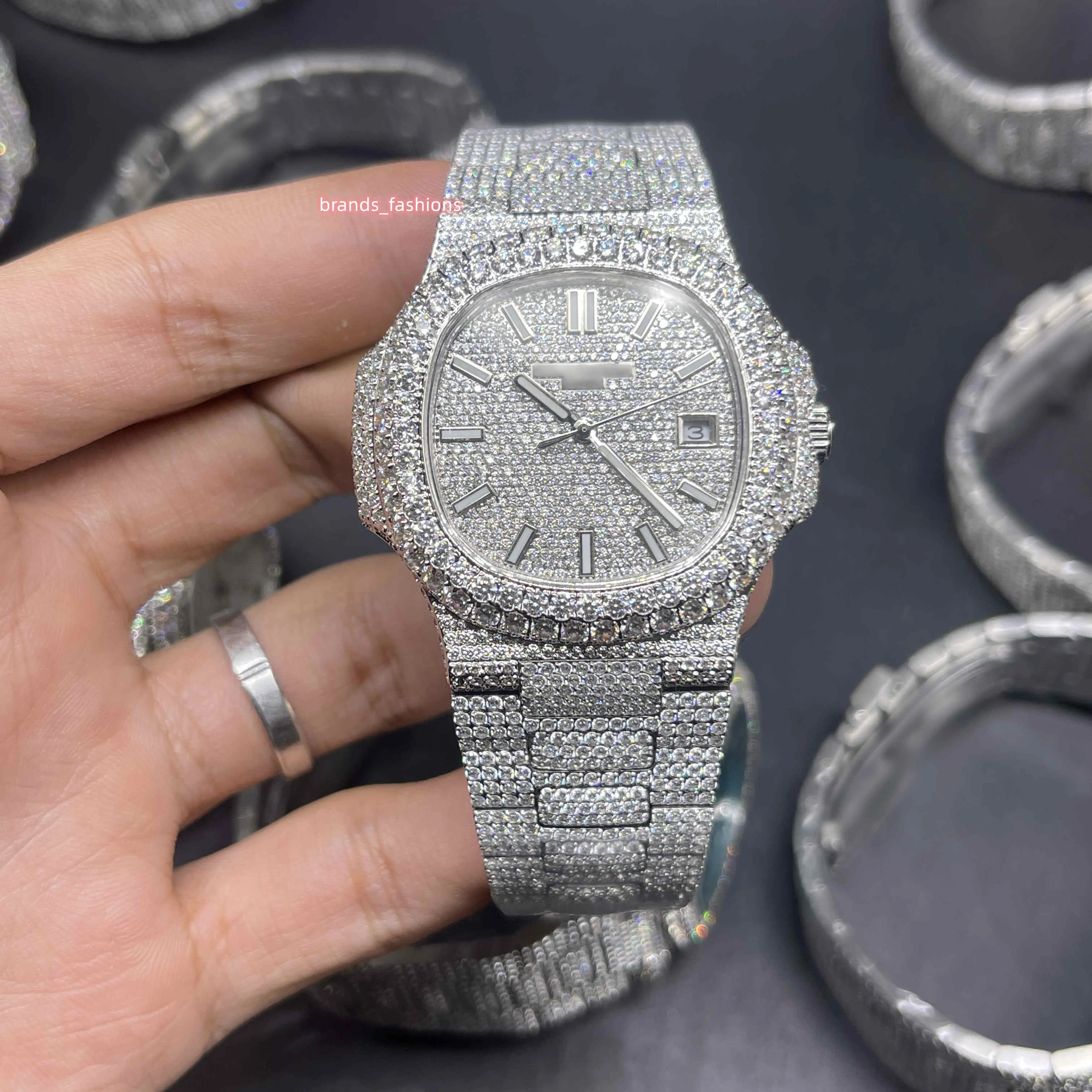 Beliebte Herren -Eiste -Diamanten Uhren Big Diamond Bledel Watch Silver Diamond Face Full Diamond Gurt Automatische mechanische Armbanduhr