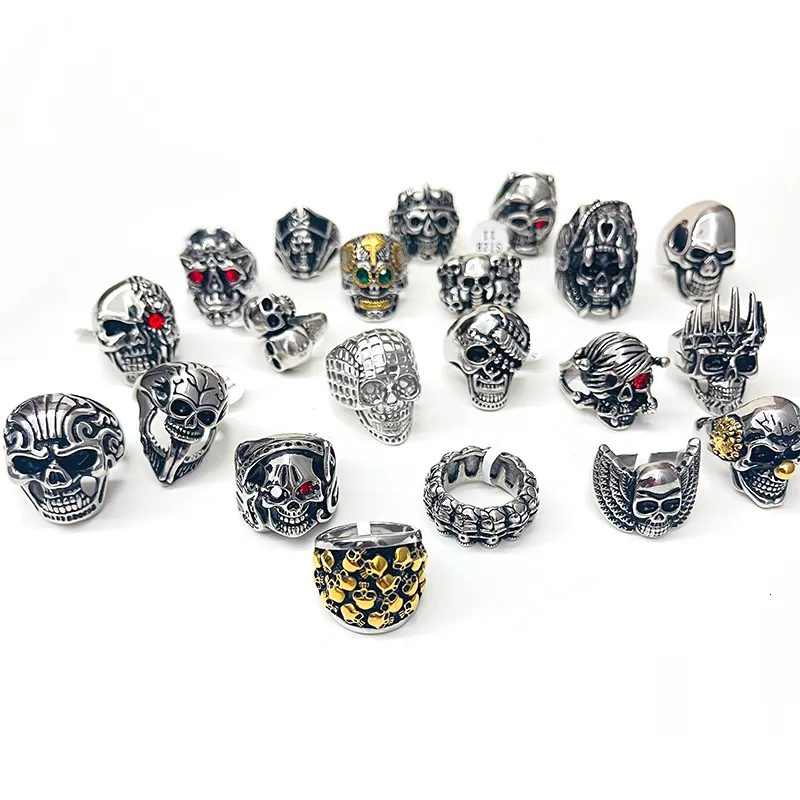 Pierścienie klastra 12 szt. Lot 316L Stal nierdzewna Sprzedawanie Punk Style Skull Head Men S Pierścień Tungsten z Crystal Cross Yiwu Stock 230329