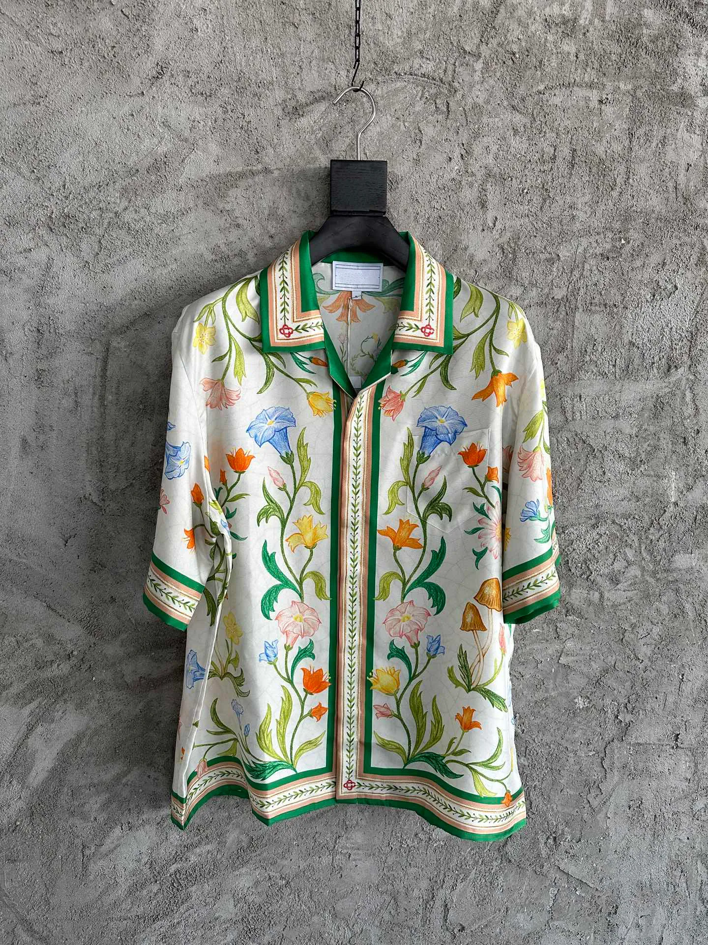 Den senaste sommarmens silkskjorta mode blommor tryck enkel bröstknapp design europeisk storlek lyx varumärke designer avslappnad kortärmad skjorta