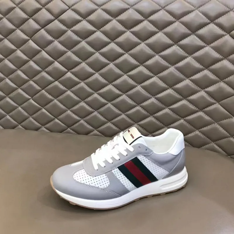 Mode lyxklänningskor män skärmare mjuk botten löpande sneakers Italy förfinat elastiskt band lågt topp mesh läder andningsbara designer casual tränare låda eu 38-45