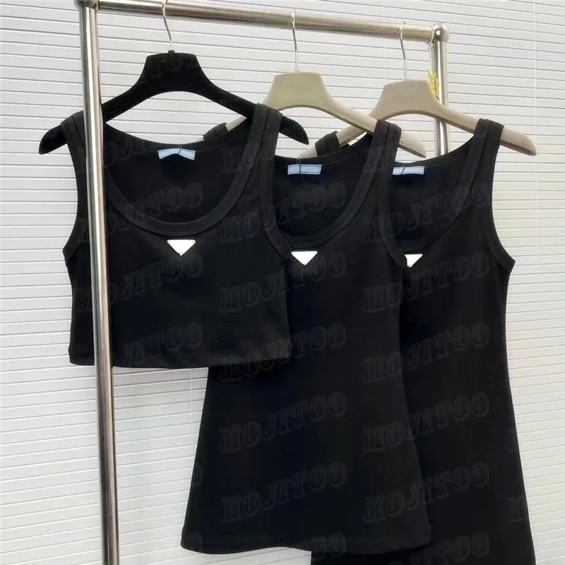 Womens Vest Dress T Shirts Sleeveless Tank Top Metal Badge Woman Designer Vests Summer Tanks Camis Tees Sport Yoga Tops