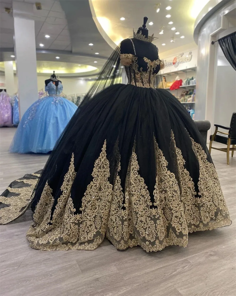 Złote aplikacje Czarne tiulowe sukienki Quinceanera z Cape Spaghetti Suknia balowa Słodka szesnastka sukni na imprezę Prom Vestidos de 15 322