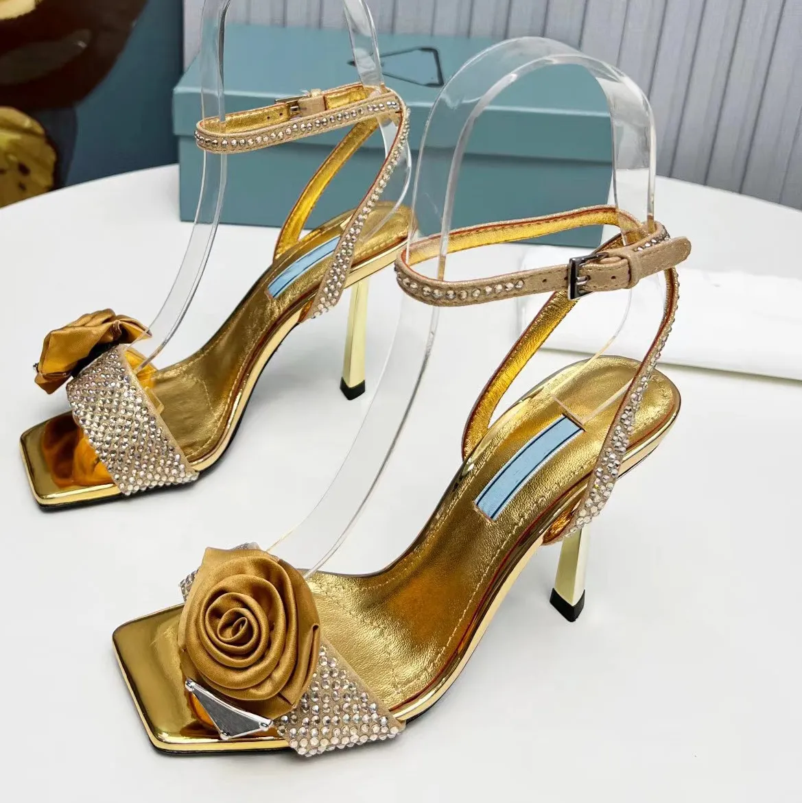 우아한 샌들 디자이너 하이힐 여성 꽃 모조 다이아몬드 장식 정사각형 헤드 오픈 발가락 신발 신발 특허 가죽 패션 여름 파티 웨딩 신발 9.5cm