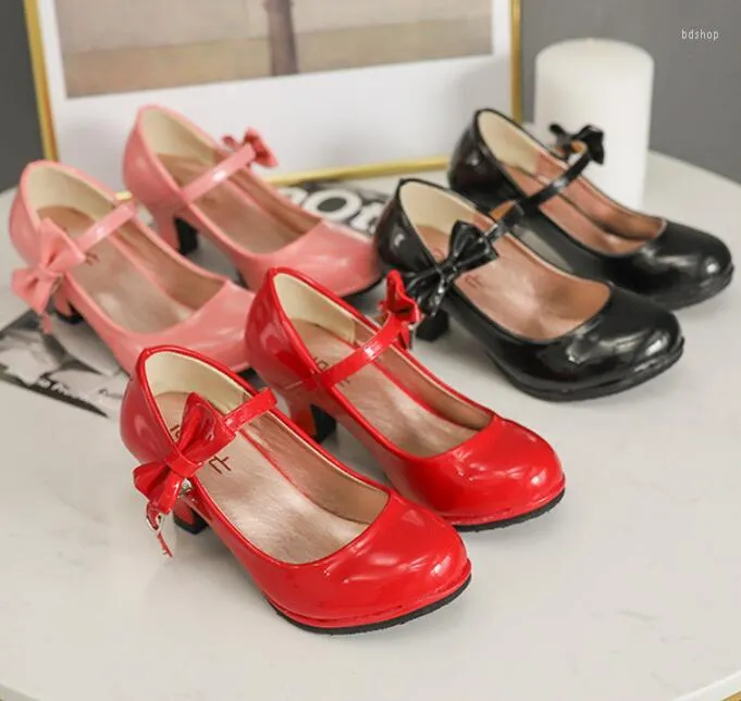 Płaskie buty 2023 Księżniczka skórzana dziewczęta impreza błyszcząca solidny czerwony kolor mody na wysokim obcasie dla dzieci