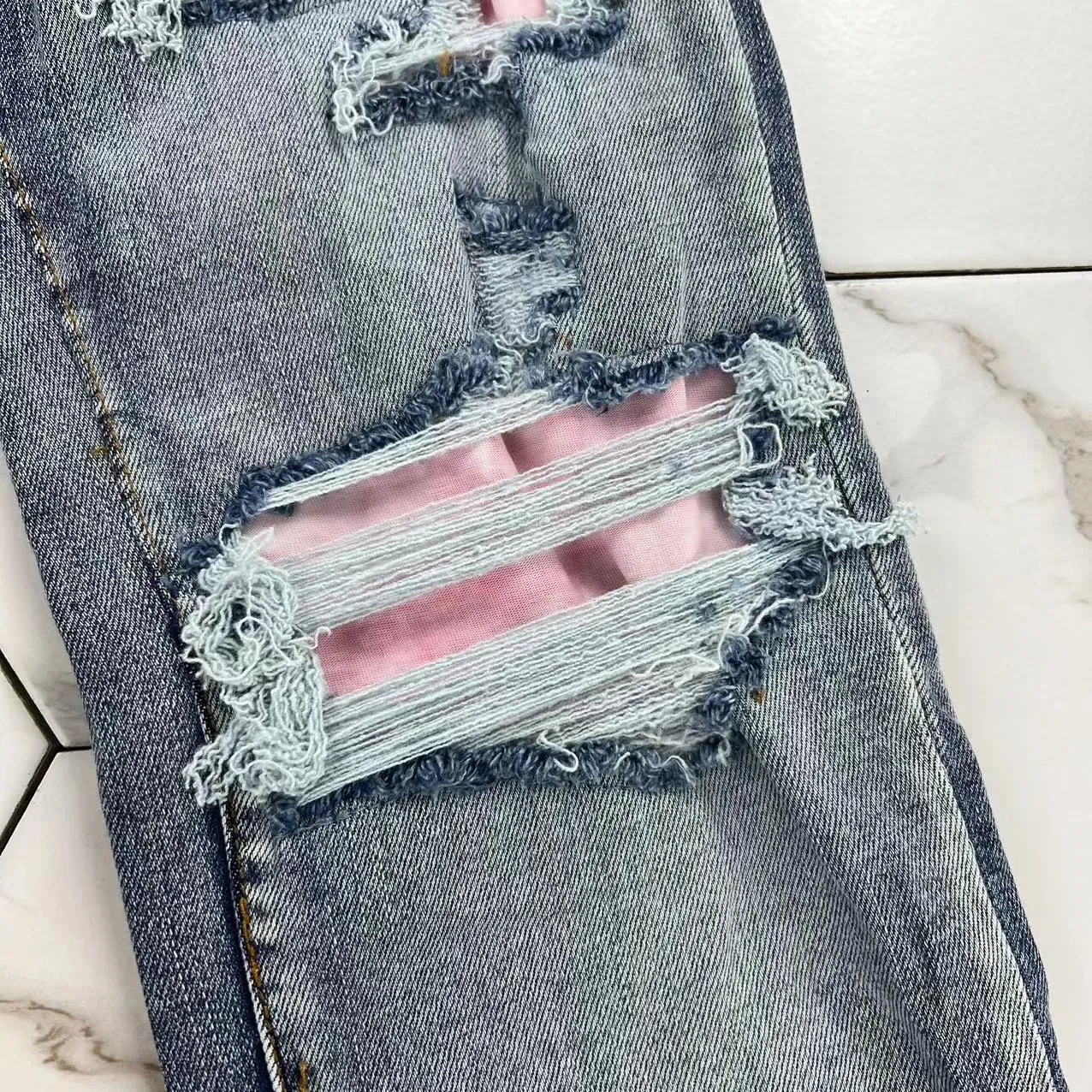 Jeans da uomo Designer HM620 Jeans slim Denim effetto consumato Pantaloni in pelle bianca con fori Lettere Strappate Ginocchio stracciato Strappato Skinny Gamba dritta Taglia28-40Lungo 2023