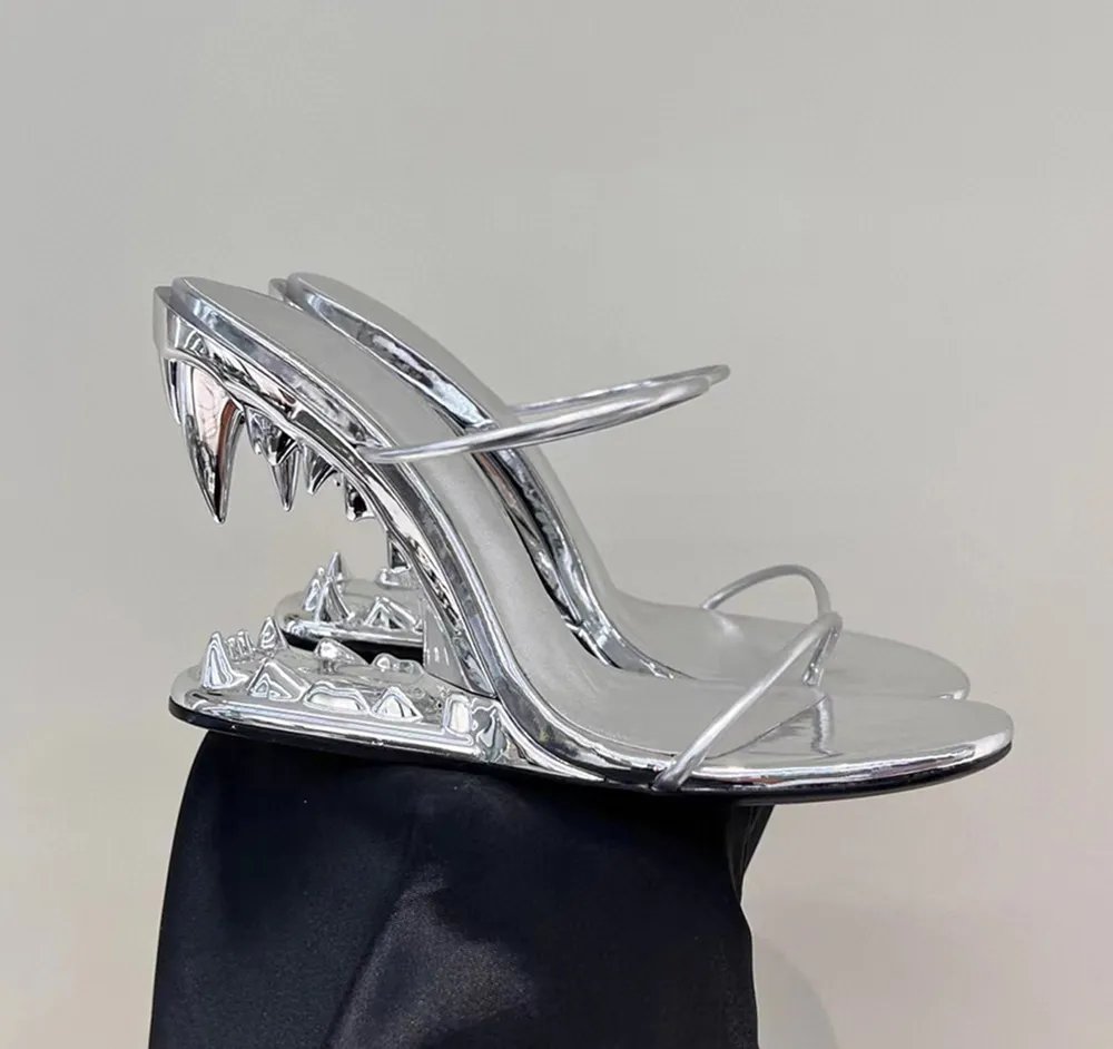 Metallic zilveren tandvorm Gebeeldhouwde pantoffels Sandaal met hoge hakken Open tenen Slides Narrowband Fashion Wedge pantoffel voor streetstyle dames luxe designer schoenen