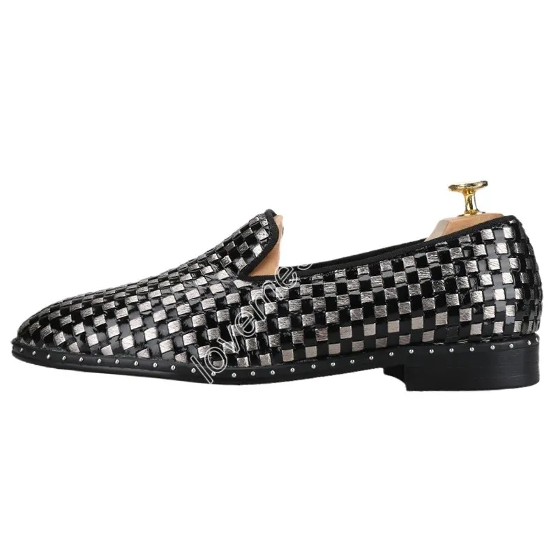 Abendschuhe 2023 Schwarze und graue Schachbrett-Lackleder-Herren-Loafer für Partys und Bankette Handgemachte Spikes-Laufsohle Mokassins