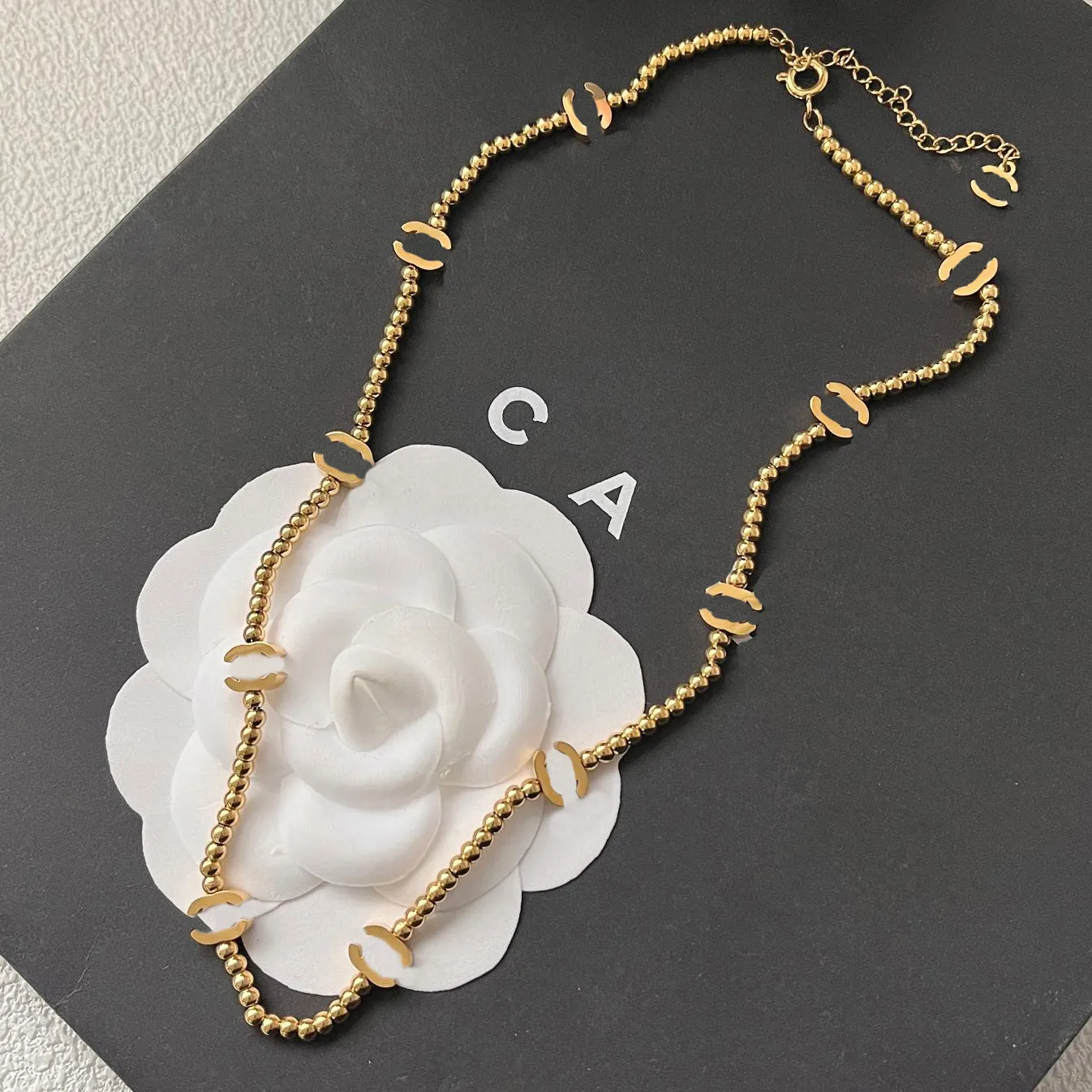 Collares de cuentas de diseñador para mujer Logotipo de marca correcto Círculo Moda delicada Regalo de acero inoxidable Regalos de calidad de lujo Amigo de la familia Pareja