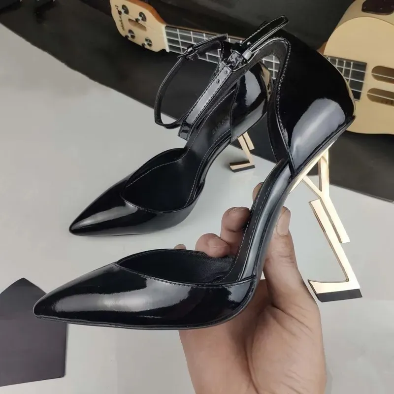 Marcas de lujo Tacones altos Letras de metal Sandalias Zapatos de vestir de mujer Zapatillas de punta abierta sexy Bombas de cuero de moda Fiesta Boda sandalias de verano 35--42 tamaño