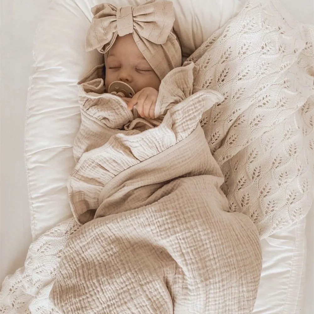 Filtar Swaddling Ins Ruffled Muslin Baby Swaddle för född spädbarnsängkläder Organiska tillbehör Född får filt bomull 230331