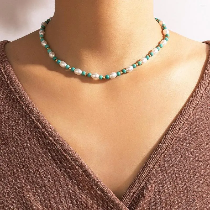 Choker Qiluxy Small Beads Pearls Halsband för kvinnor Bohemiska modekedjespartiets gåvor
