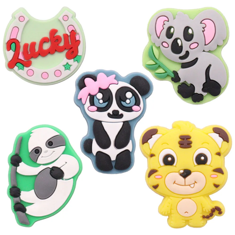 Atacado 100 pçs pvc kawaii animal panda coala tigre sandálias fivela sapato encantos meninos meninas decorações para botão entupir mochila