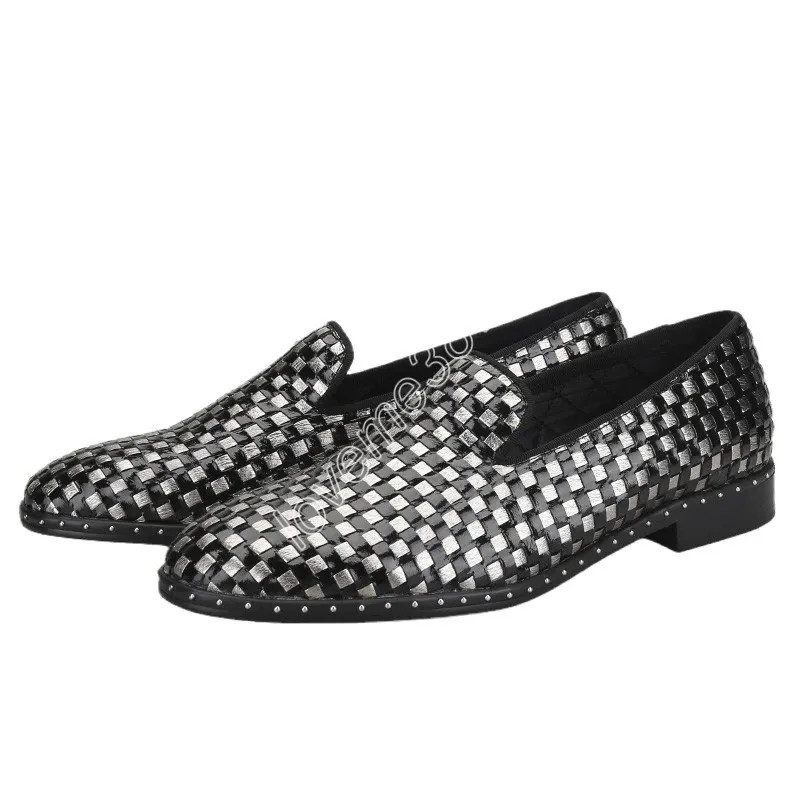 Abendschuhe 2023 Schwarze und graue Schachbrett-Lackleder-Herren-Loafer für Partys und Bankette Handgemachte Spikes-Laufsohle Mokassins