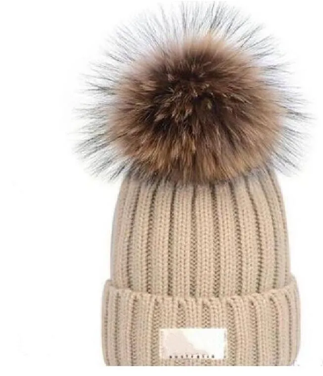 Bande de haute qualité vendre des casquettes d'hiver chapeaux femmes et hommes bonnets avec de vrais pompons de fourrure de raton laveur chaud fille casquette snapback pompon beanie