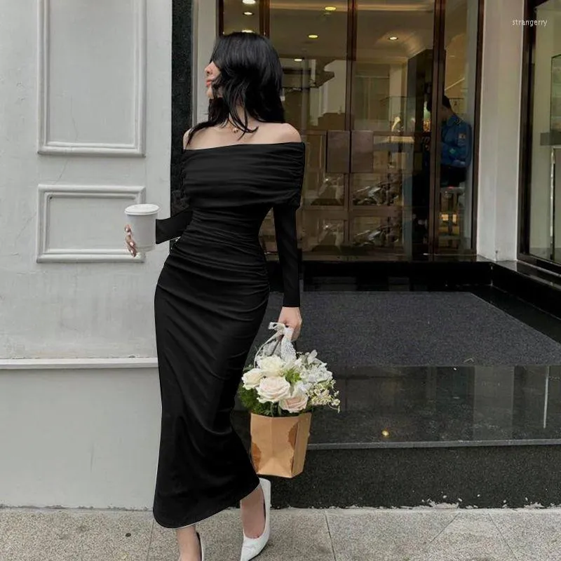 Vestito nero deals aderente maniche lunghe