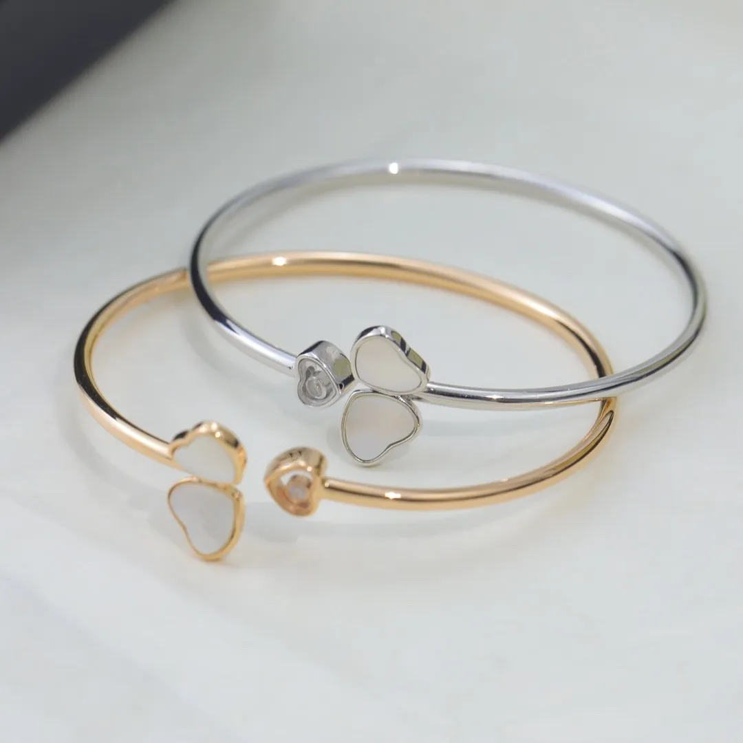 Gioielli di vendita calda, alla moda e minimalista, bracciale aperto a tre cuori con diamante intarsiato in oro rosa 18 carati, bracciale petalo suocera per donna