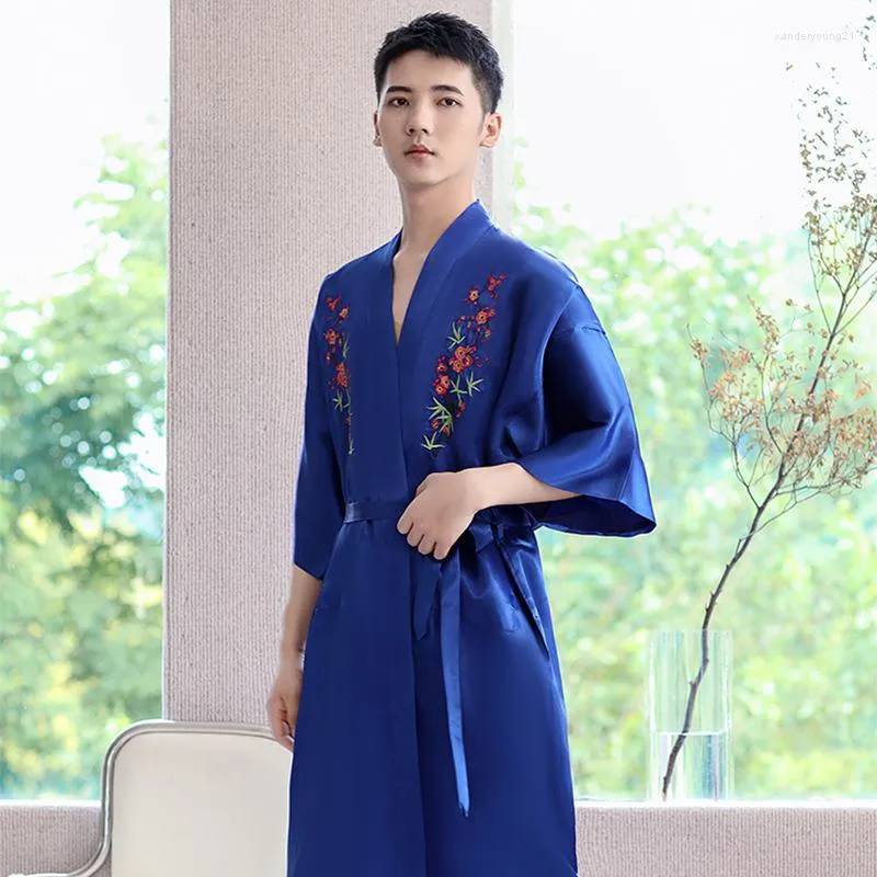 Etnische kleding Chinees traditionele mannen yukata casual satijnen halve mouw witte zachte badjas jurk borduurwerkbloem Japans kimono gewaad