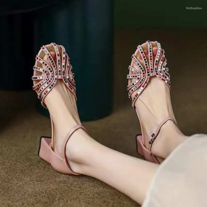 Yaz 535 sandalet moda kristal orta topuklu kadınlar ayakkabı rahat terlik bayanlar 2024 tıknaz flip floplar tasarımcı slaytlar