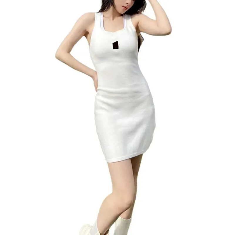 Дизайнерские юбки для женщин повседневные платья тисненные 3D Письмо с рельефом Высокие квалификационные дамы одеваются модную сексуальную юбку с чистым хлопком