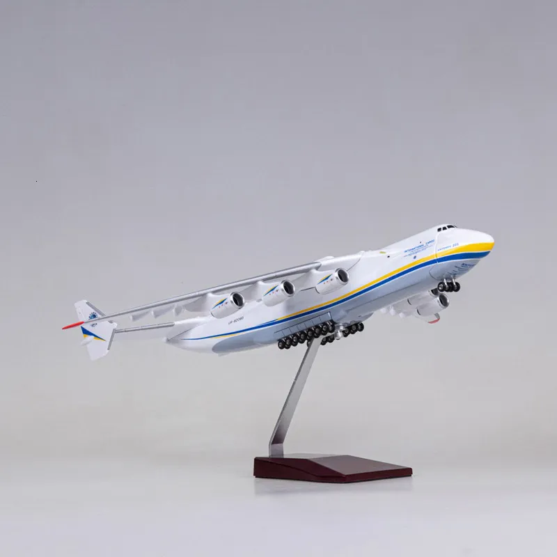 Modèle d'avion 42 cm 1/200 Antonov AN-225 AN225 Mriya Avion de transport Réplique en plastique Modèle jouet Fans adultes Collection Affichage 230503