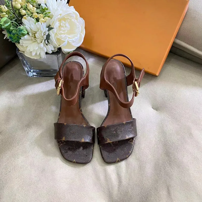 Designer di alta qualità Nuove signore Sandali Tacco grosso Stampa Fibbia Punta quadrata Moda Tacchi alti Scarpe da donna semplici ed eleganti35-40