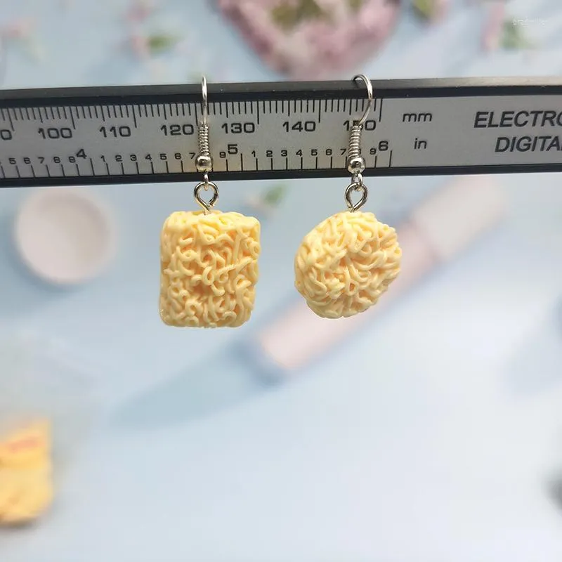 Boucles d'oreilles pendantes 1 paire mode simulé nouilles instantanées pour fille femmes créatif alimentaire géométrique pendentif boucles d'oreilles bijoux EP106