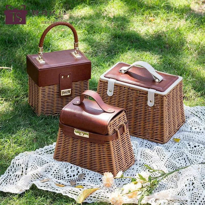 Förvaringspåsar Spot Rattan Woven Leather Handle Present Box For Wedding Bridesmaids With Gifts Suftcase Picnic