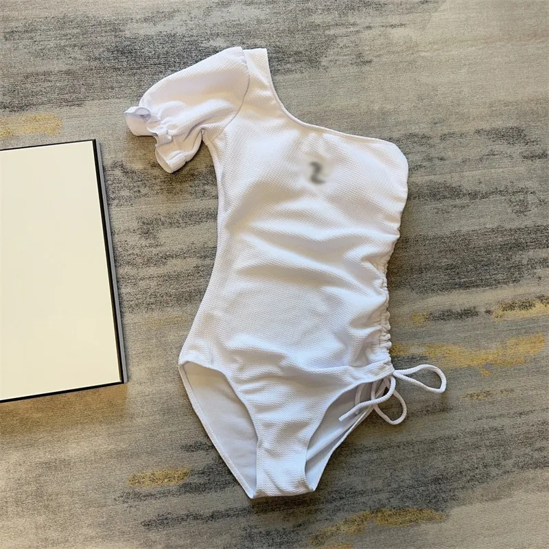 Designer de luxo Apresenta de banho c juventude de biquíni branco puro conjunto de moda de banho praia usa roupas de banho feminina