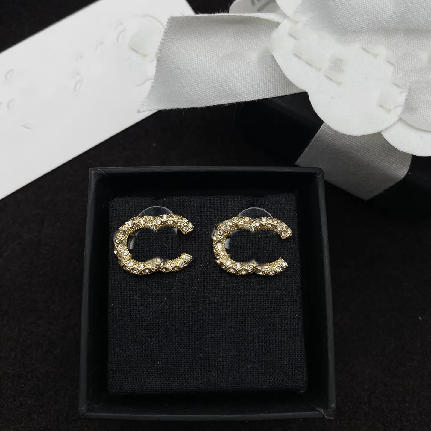 Classic C Earing Letter Designer CCity Fashion Orecchini a bottone per Lady Women party Jewelry Orecchini in oro con perle Wedding Engagement Woman Gift r34