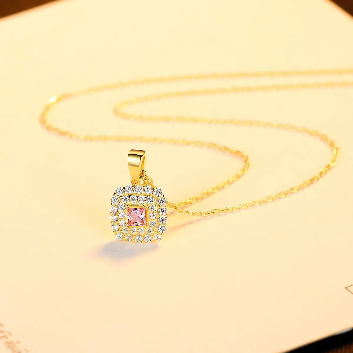 Charmiga kvinnor Färgglada Gem Pendant Necklace Fashion Luxury Brand Super Sparkling Zircon Plated 18k Gold Necklace Kvinna S925 Silver Collar Chain High-End Jewelry