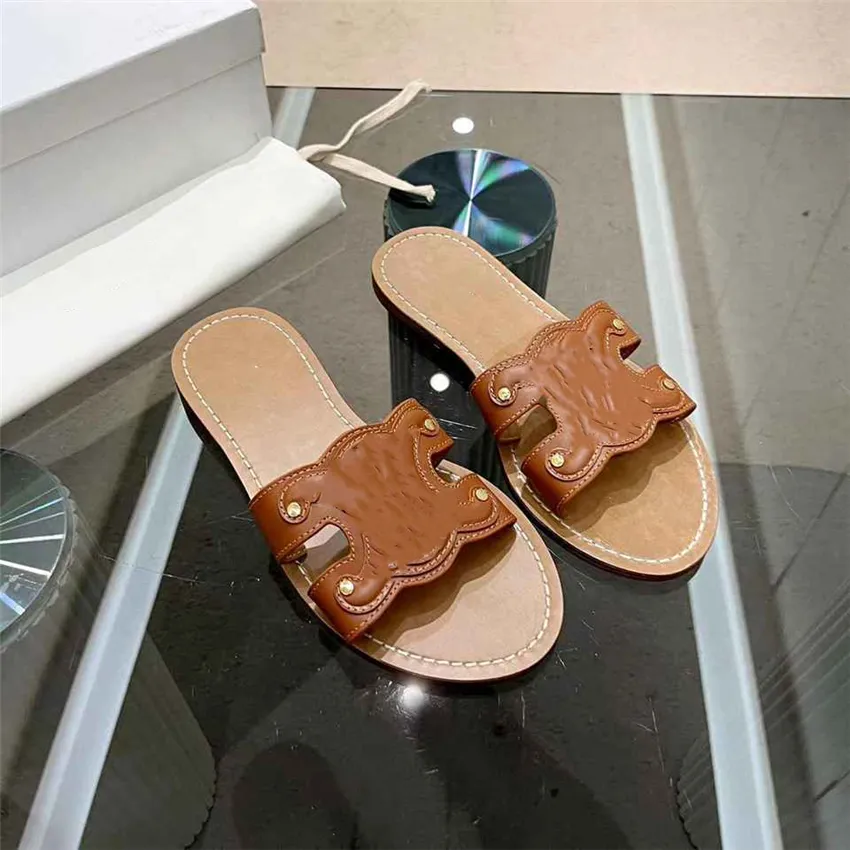 Moda Slippers 2023 Celins Luxury Design Summer Men Women Women Slope Heel Leather Rubber Letter Sandals Casual Sandals 01-09