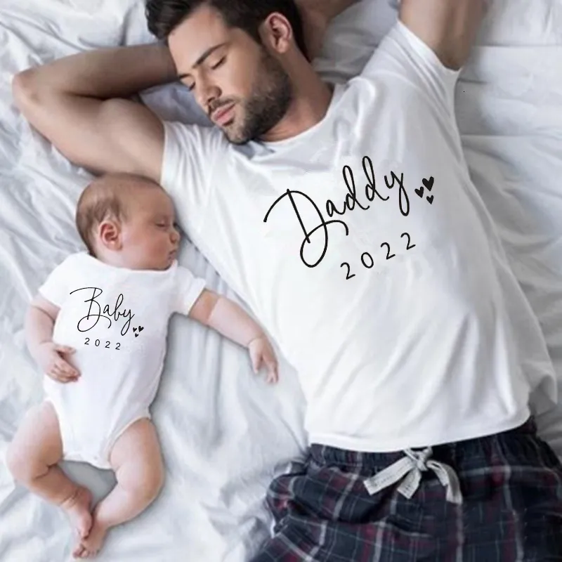 Abiti coordinati per la famiglia Abbigliamento per papà bambino divertente Annuncio di gravidanza semplice Guarda T-shirt Vestiti per papà 230504