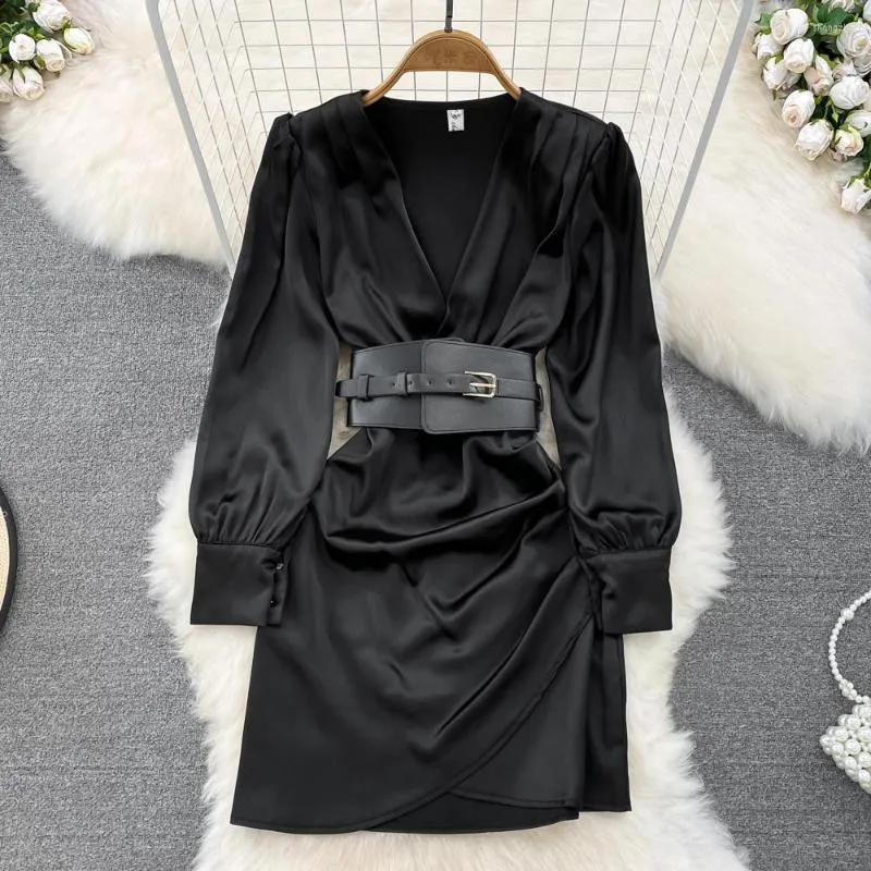 Robes décontractées Haute Qualité Mode À Manches Longues Col En V Robe En Satin Noir Filles Ceinture Montrer Mince Cravate Plis A-ligne Pour Les Femmes Printemps