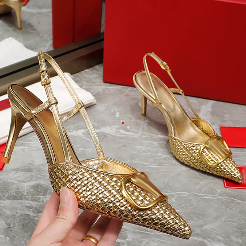 Black pump hot sale with gold heel