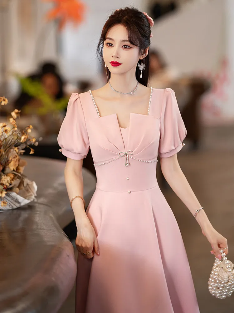 Vestido rosa de cetim 2025