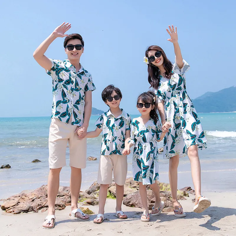 Family Matching Outfits Summer Beach Mother Daughter Dresses Dad