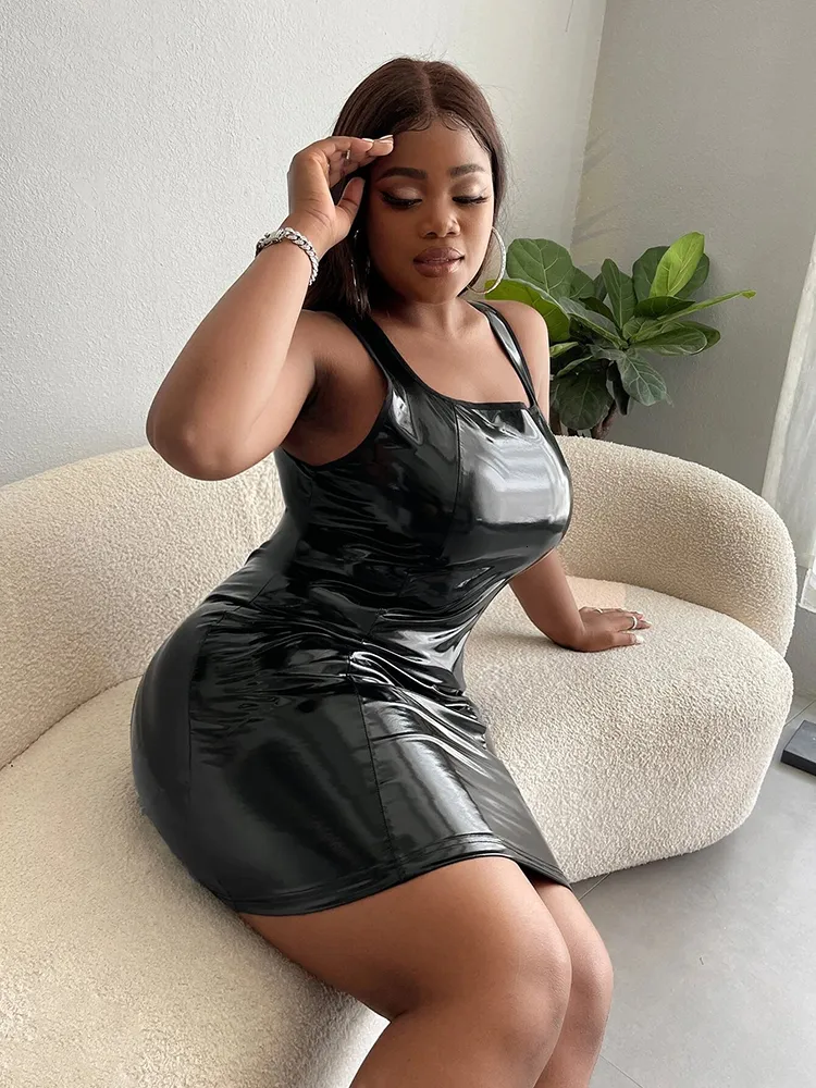 Plus Size Kleider Sommer Ärmellos Faux Latex Dres Größe Sexy PVC Leder Mini Quadratischer Kragen Damen Bodycon Pu 6XL 7XL 230503