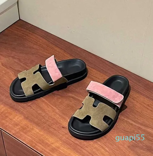 Тапочки 2023 Summer Flat One Word Color заклинания за пределами модных сандалии для маффин женские повседневные пляжные кожаные тапочки
