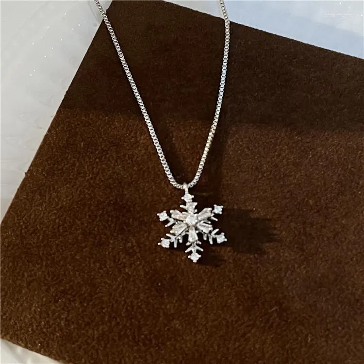 Kettingen 2023 Uniek ontwerp Roteerbare Snowflake Necklace Delicate zacht licht en luxe temperament kleine ketting.