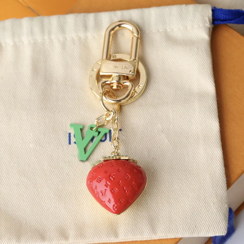 Keychain Designer Key Chain Luxury Bag Charm Ladies Car Keychain Men Classic Letter Charm Strawberry Key Ring Fashion Accessories Söt present Exquisite Nice