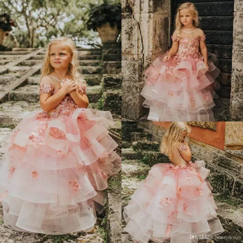 Hübsches rosafarbenes Festzugskleid mit gestuften Röcken, Prinzessin-Blumen-Mädchenkleider, Applikationen, kurze Ärmel, Erstkommunionkleid für Kleinkinder und Kinder