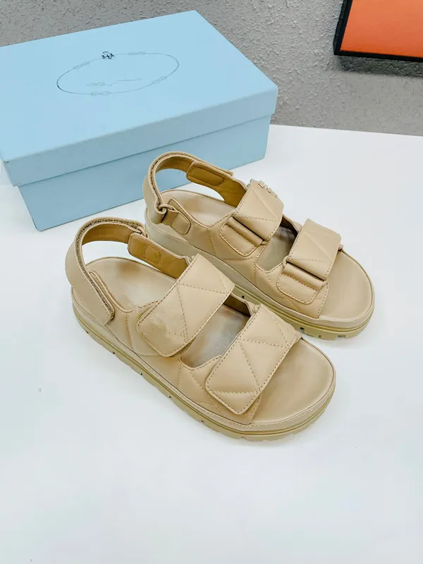 Padlock leather wedge sandals
