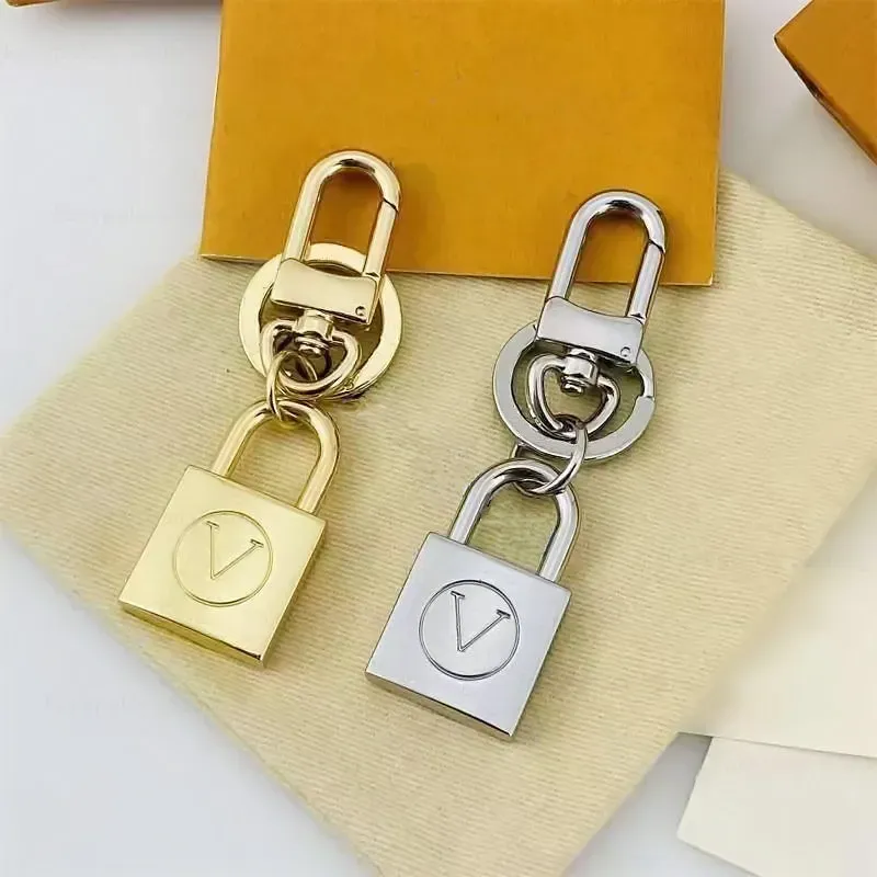 Top Luxury Designer Lock Keychain Latest Style Gradient Color Keychains Colorful Bag Pendant Car Key Chain Letter Letter logo vAccessories Supply