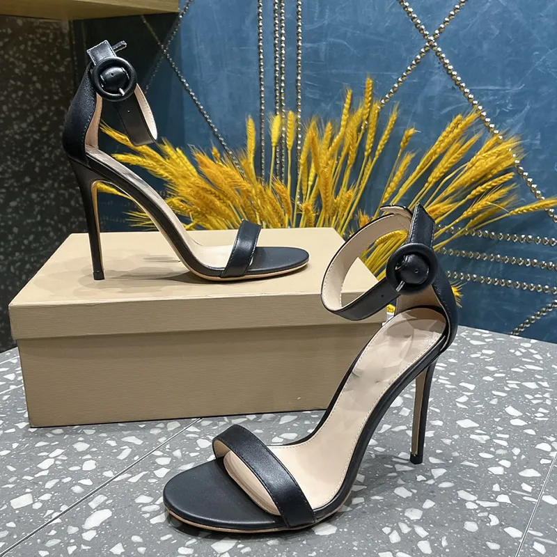 Avec boîte Designer Deluxe One Button Strap Sandales pour femmes 2024 Été Nouveaux talons fins polyvalents en cuir noir Premium Feel Chaussures simples 10,5 cm