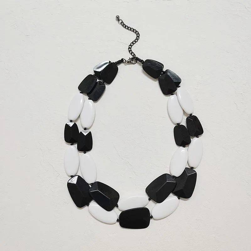 Choker Karakale Boho-halsband för kvinnor svartvita akrylpärlor Multi-sträng kort