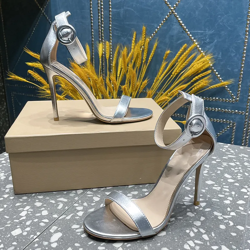 Scarpe di design di lusso New Silver Gloss Pelle sexy da sposa Cravatta incrociata Punta aperta Festa di fascia alta Versatile Scarpe da donna Tacchi alti Sandali alla moda Tacchi sottili 10,5 cm 35-42