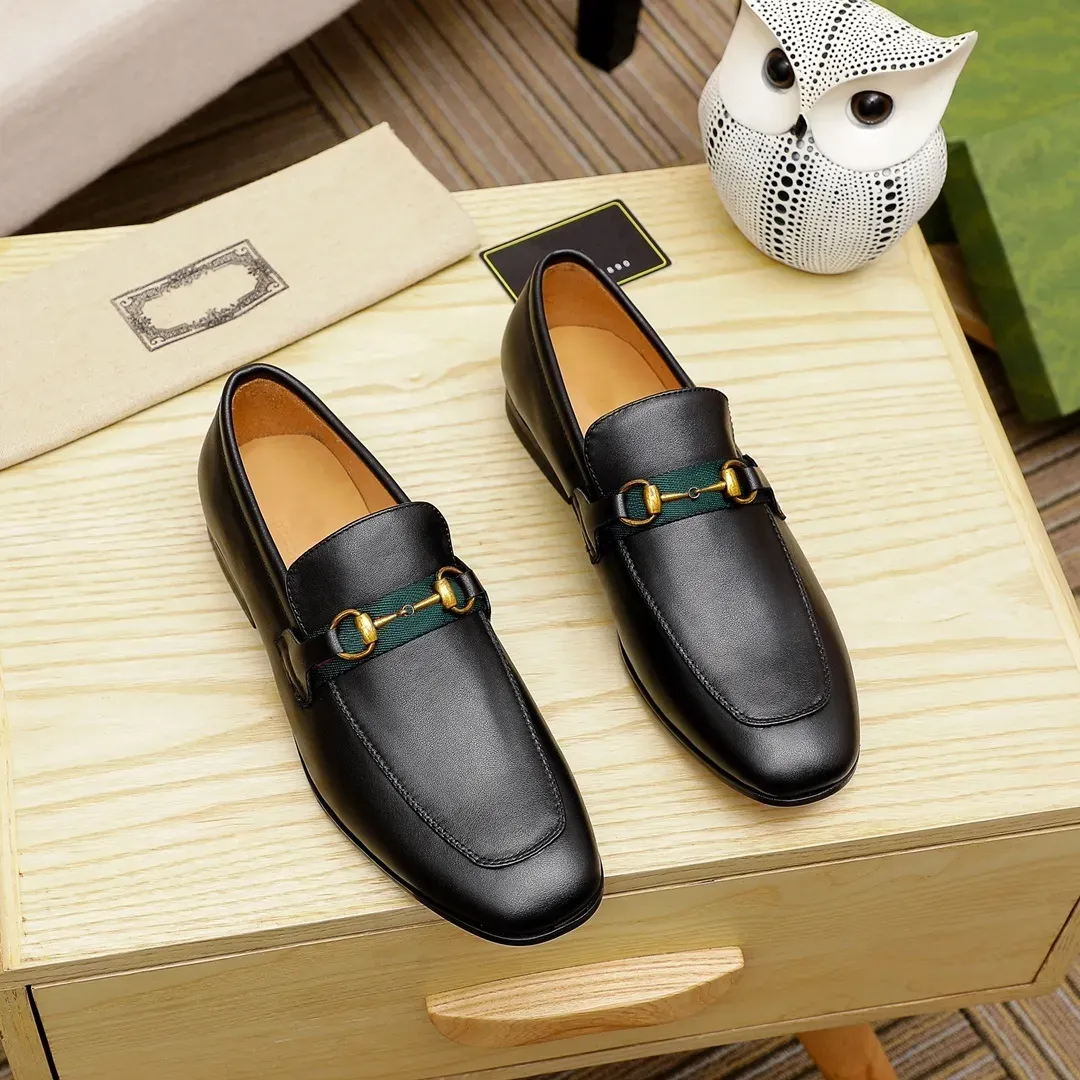 Luxe designer schoenen Men Loafers Echte lederen heren modeontwerper kleding schoenen glijden op trouwschoen bruin zwart